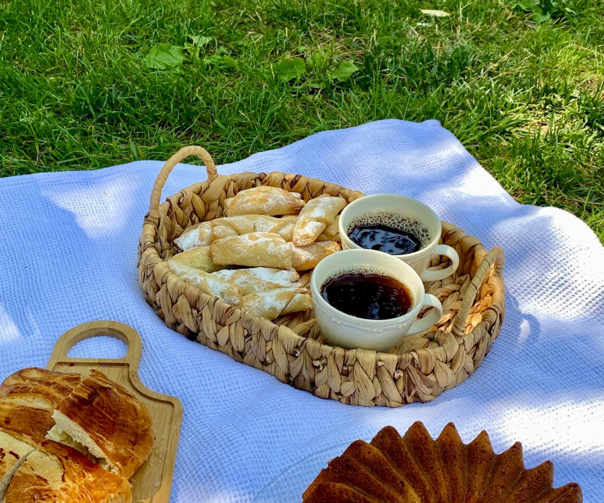 Breakfast on the grass